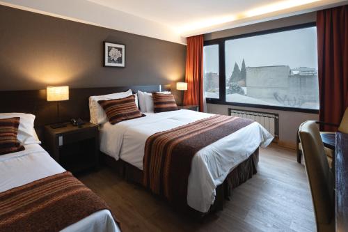 圣卡洛斯-德巴里洛切克莱恩蒙塔纳酒店的酒店客房设有两张床和大窗户。