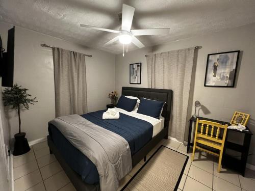 盖恩斯维尔Cozy 2BR Home Near Shands Hospital, UF, and Downtown Gainesville的一间卧室配有一张床和吊扇