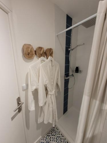 翁弗勒尔La maison père camembert的浴室设有悬挂在淋浴间的白色毛巾