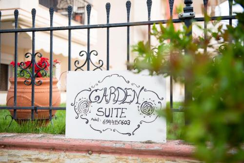 尼亚普拉莫斯Garden Suite的花园围栏上的白色标志