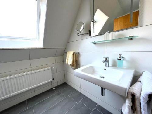 宁多夫Appartementhaus Müller的白色的浴室设有水槽和镜子