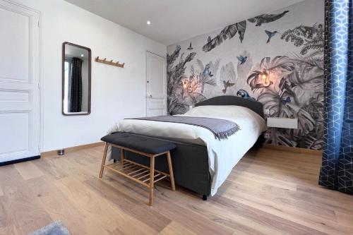 巴讷维尔-卡特里特Appart 2 personnes à 50m des commerces & mer的一间卧室设有一张床和鲜花墙