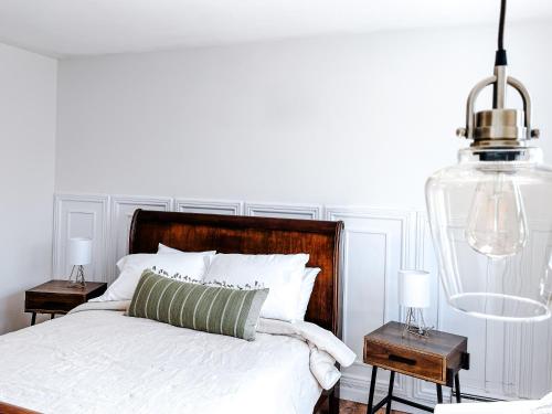 安克雷奇SunStar Alaska Bed and Breakfast LLC的白色卧室配有一张带绿色枕头的床