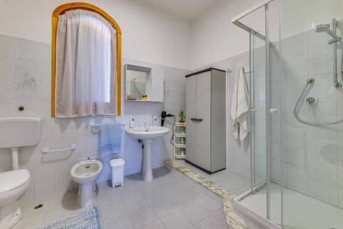 夏卡Matisé Home Relax的一间带水槽、卫生间和淋浴的浴室