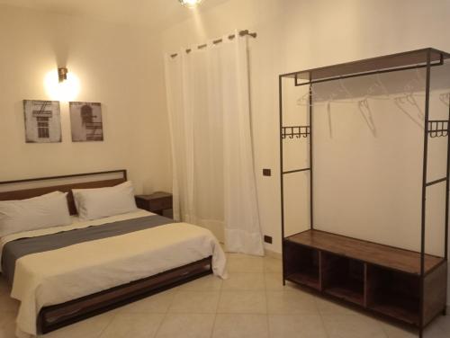 锡拉库扎Villa Gelsemium的一间卧室配有一张床和淋浴