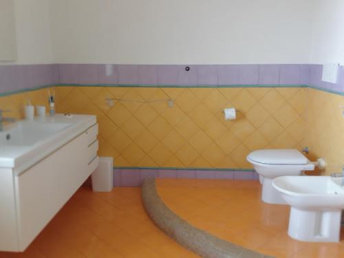 锡拉库扎Villa Gelsemium的一间带水槽和卫生间的浴室
