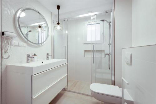 托雷维耶哈Stay in Torrevieja的白色的浴室设有水槽和镜子