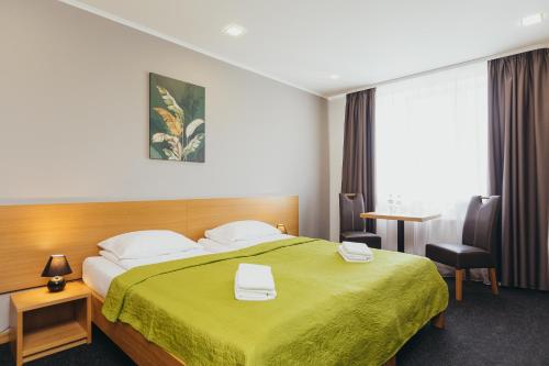 斯伽尔达Villa Vanilla的酒店客房,配有一张带绿毯的床