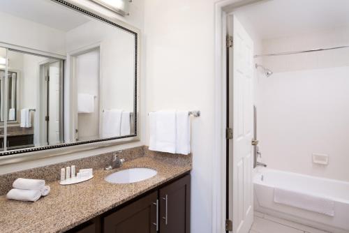 普罗沃普罗沃万豪原住客栈的一间带水槽和镜子的浴室