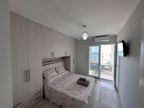 圣金Sea view Shengjin的白色的卧室设有床和窗户