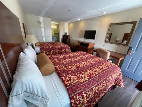 RivieraRiviera Inn and Suites的酒店客房设有两张床和电视。