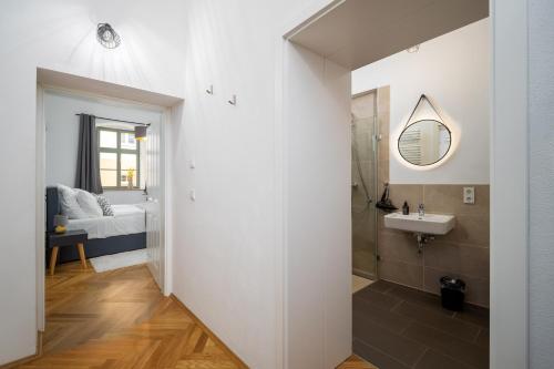 包岑CoView - Bautzen - Design Apartment in der Altstadt mit fantastischem Ausblick的一间带水槽和镜子的浴室