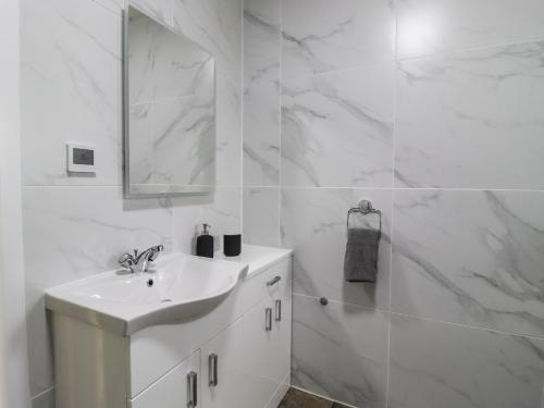 哈利法克斯Moorbottom Stables的白色的浴室设有水槽和镜子