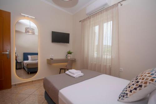 基萨莫斯Villa Kalliestia, sea view veranda and garden的酒店客房,配有床和镜子