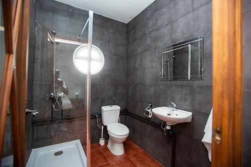 桑卢卡尔-德巴拉梅达Villa las Raices的一间带卫生间和水槽的浴室