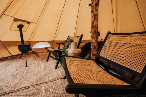塞尔福斯Golden Circle Tents - Glamping Experience的一间设有两把椅子和帐篷的房间