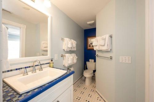 基韦斯特Just steps to Duval- Sleeps 10- Heated Pool House的一间带水槽、卫生间和镜子的浴室