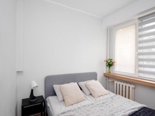 普沃茨克Best Choice 2-bedroom Apartment的卧室配有带白色墙壁和窗户的床