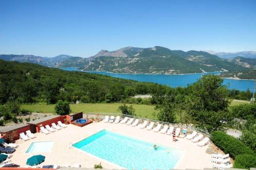 Le Sauze-du-lacLa Palatriere的一个带椅子的游泳池,享有水景