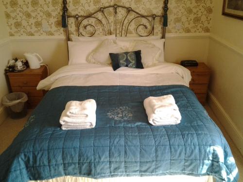 兰迪德诺No. 9 Guest House的一间卧室配有一张床,上面有两条毛巾