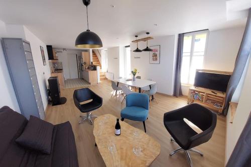 Thury-HarcourtLa Cigogne, moderne, spacieux et bien placé的客厅配有沙发、椅子和桌子
