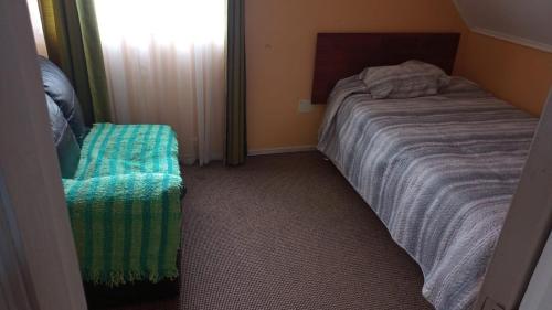 蒙特港Hostal tepual puerto montt的一间小卧室,配有床和窗户