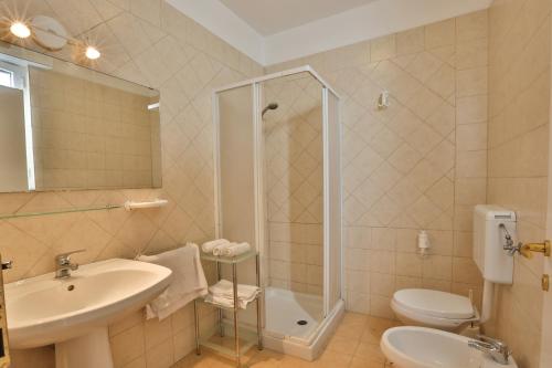 丽都玛里尼Appartamento fronte spiaggia的带淋浴、卫生间和盥洗盆的浴室
