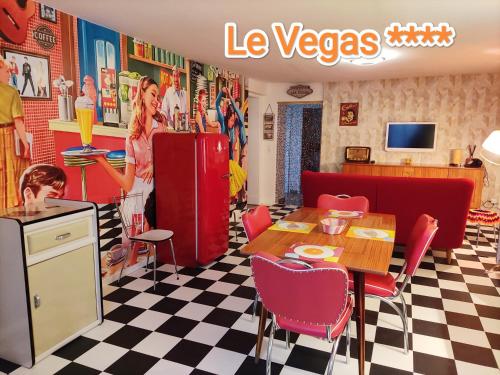 尚帕尼奥勒Logis 39的复古的厨房配有红色冰箱和桌子