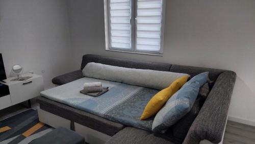 维舍格勒Apartmani Golubina - Visegrad的客厅配有带枕头的沙发。