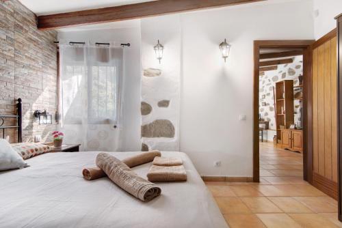 贝加德圣马特奥Casa Abuela Fela的一间卧室配有一张床,上面有两条毛巾