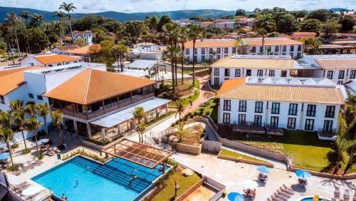 皮雷诺波利斯Suites Quinta Santa Barbara的享有带游泳池的度假村的空中景致