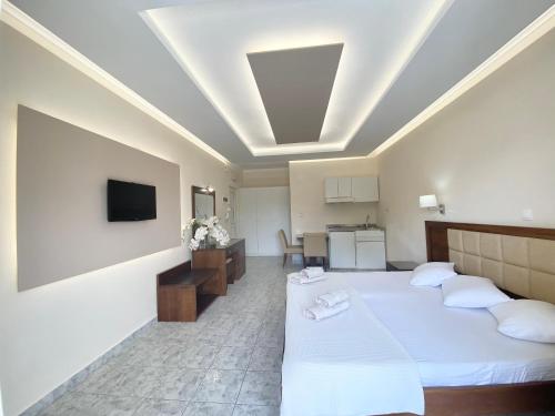 米里纳Hotel Sotiris Superior Apartments的酒店客房带两张床和厨房