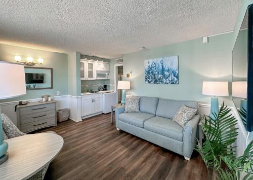 圣徒皮特海滩Thunderbird Beach Resort的客厅配有沙发和桌子