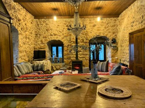朱拜勒Beit el Deif的客厅配有桌子和石墙