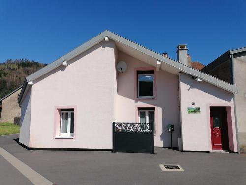 Celles-sur-PlaineGîte de rarounette au cœur des Vosges的一间红色门的白色房子