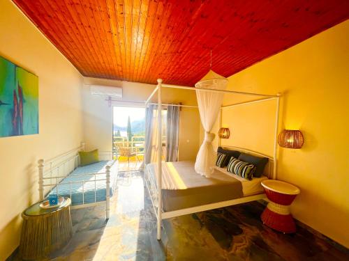 里亚帕德斯Avra Sunset Sea View Liapades的一间卧室设有一张红色天花板的床