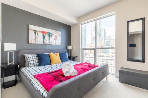 多伦多Luxury 1BR Condo - King Bed - Stunning City View的一间卧室设有一张床和一个大窗户