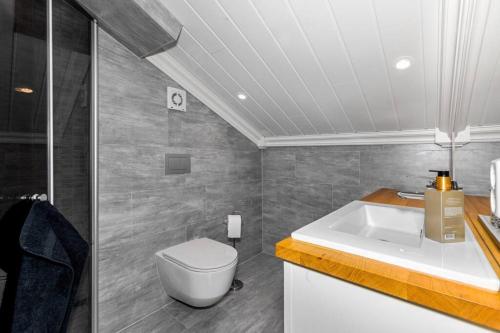贝特斯托尔Delikat og innbydende leilighet的浴室配有白色卫生间和盥洗盆。