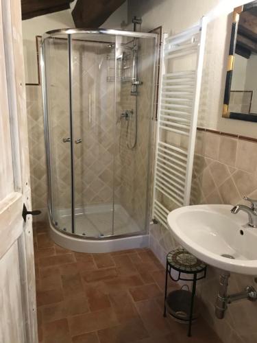 科尔托纳Borgo Chiantina的带淋浴和盥洗盆的浴室