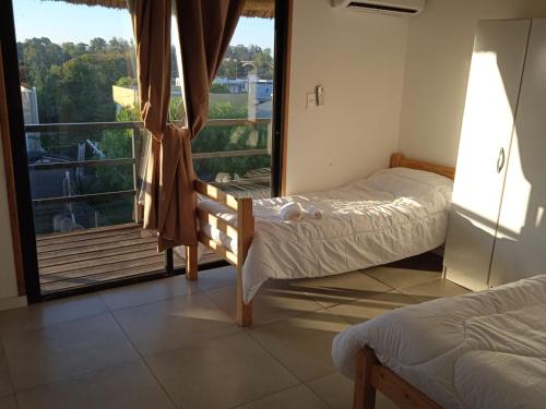 帕索德洛斯托罗斯Posada El Mariscal的一间卧室设有两张床和大窗户