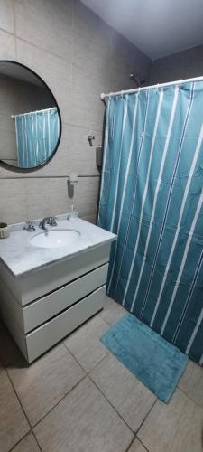 巴拉那Paraná Parque的一间带水槽、淋浴和镜子的浴室