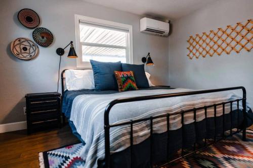 阿什兰Expansive Views at The Crest House by Swank House的一间卧室配有一张带蓝色床单的床和一扇窗户。