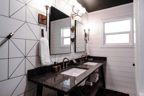 阿什兰Expansive Views at The Crest House by Swank House的浴室设有2个水槽和镜子