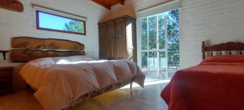波特雷罗德洛斯弗内斯Cabañas La Gringa的一间卧室设有两张床和窗户。