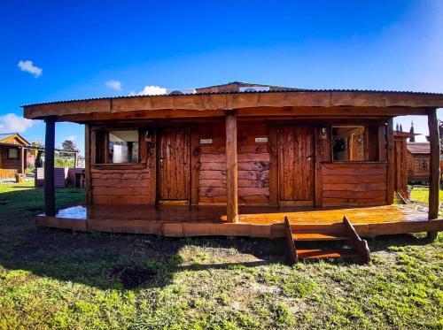 坦迪尔La Cabaña de Sofi的茅草屋顶的小木屋