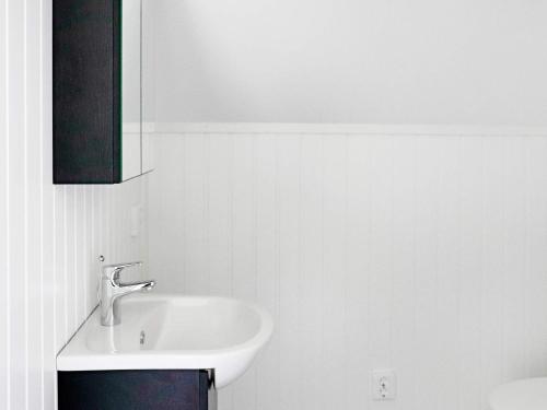 StråvallaHoliday home STRÅVALLA II的白色的浴室设有水槽和镜子