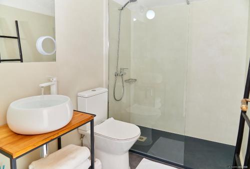 米乔尔海滩Casa Ca Na Quina Migjorn Formentera的浴室配有白色卫生间和淋浴。