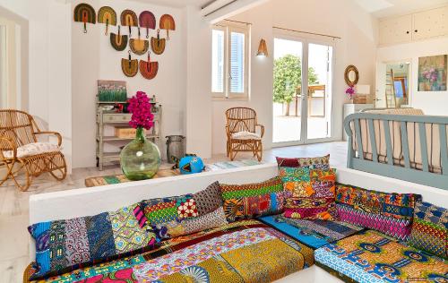 米乔尔海滩Casa Ca Na Quina Migjorn Formentera的客厅配有带色彩缤纷枕头的沙发