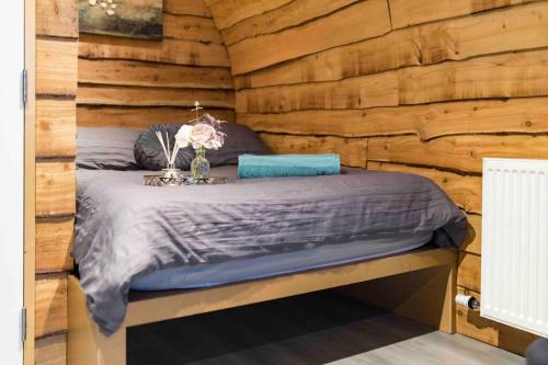BannvaleGreenview Glamping Pods的卧室配有木墙内的一张床