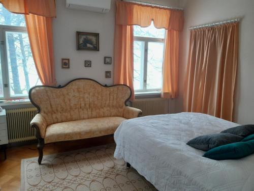 LohjaKällgård的一间卧室配有一张床、一把椅子和窗户。